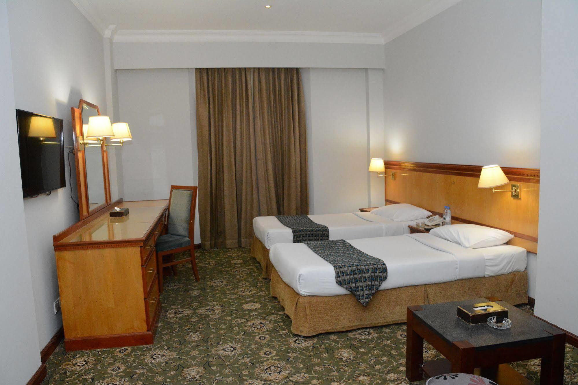 Phoenicia Hotel Манама Екстериор снимка