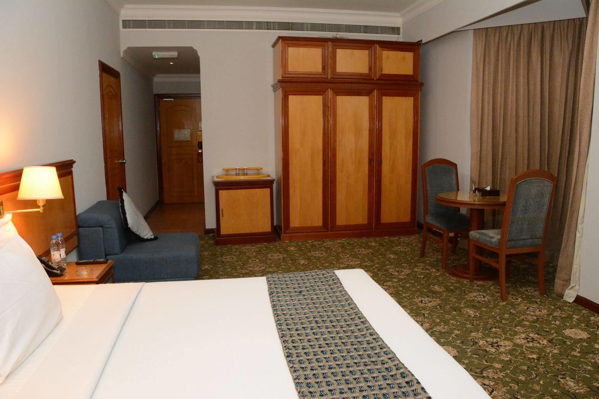 Phoenicia Hotel Манама Екстериор снимка