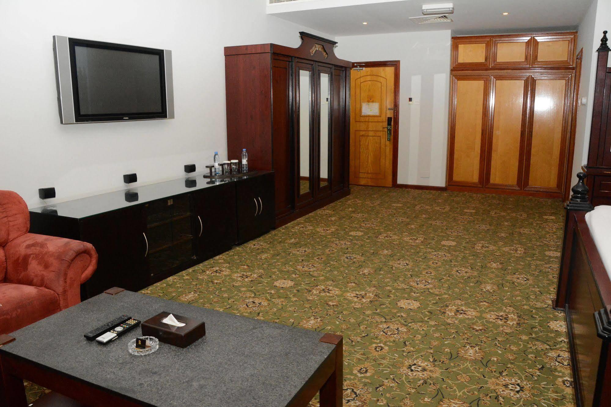 Phoenicia Hotel Манама Екстериор снимка