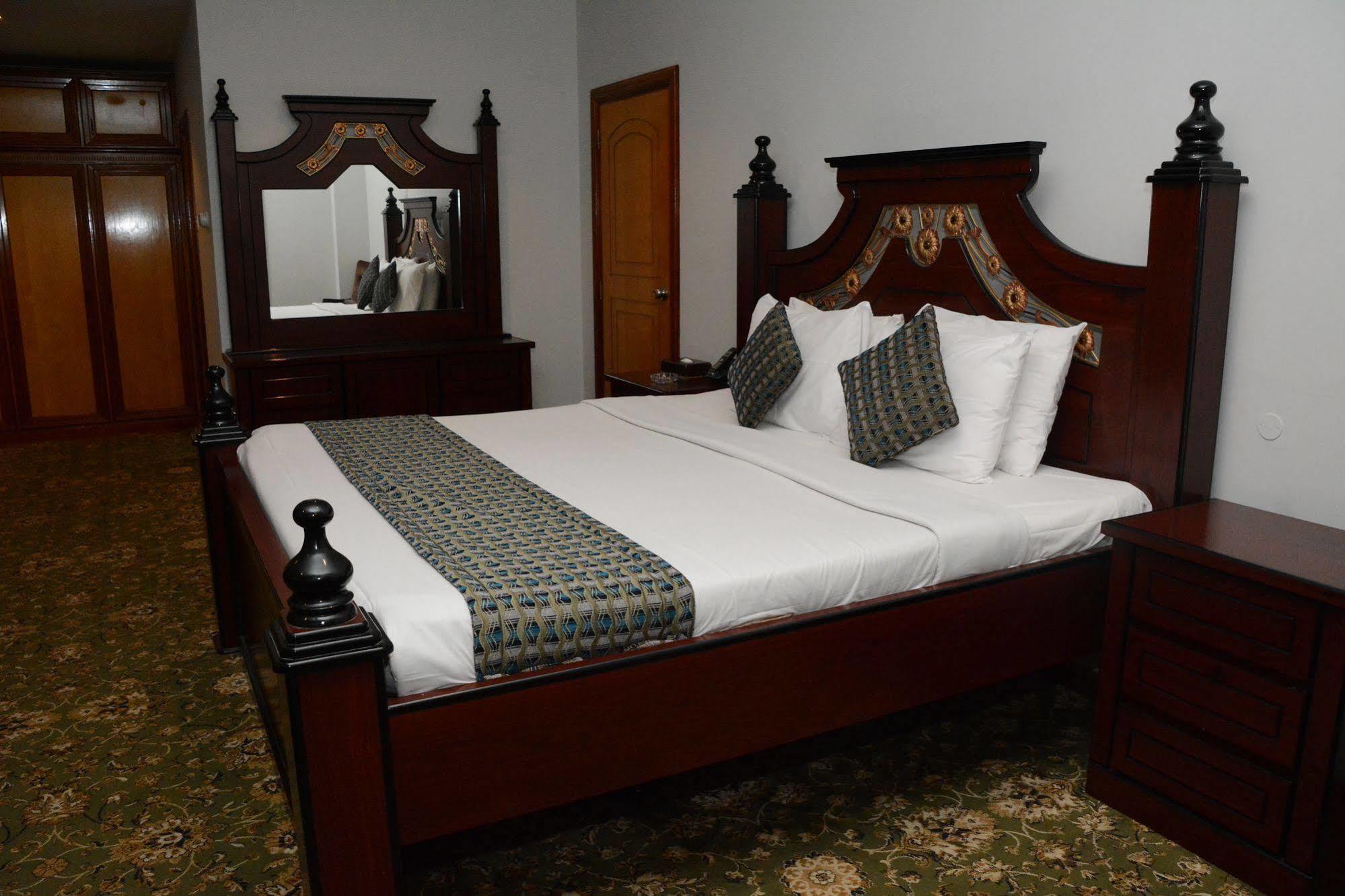 Phoenicia Hotel Манама Екстериор снимка