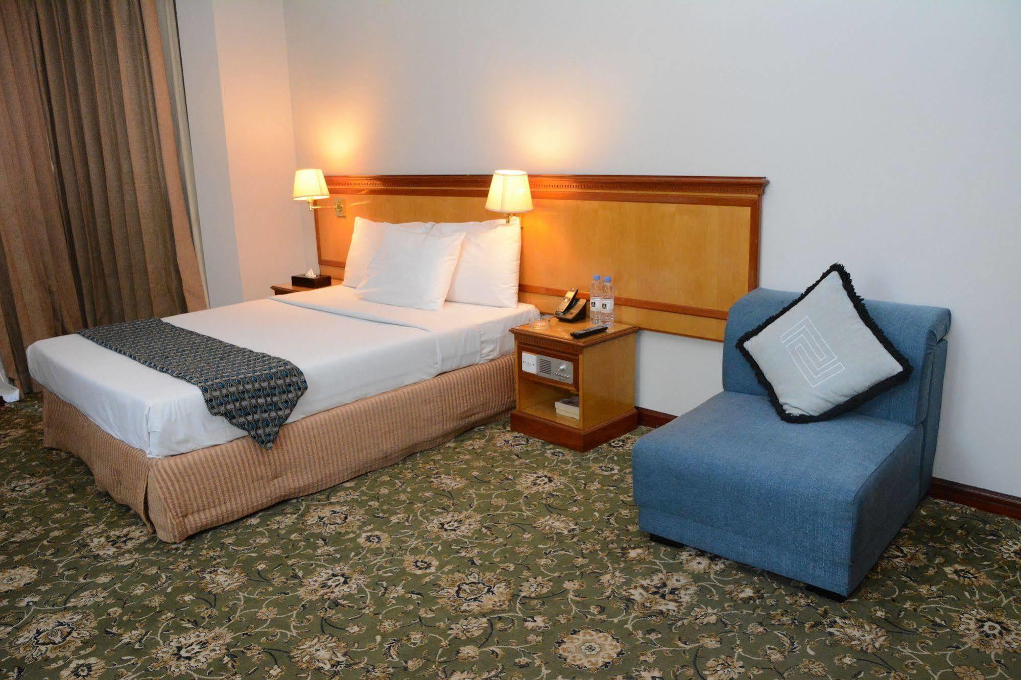Phoenicia Hotel Манама Екстериор снимка