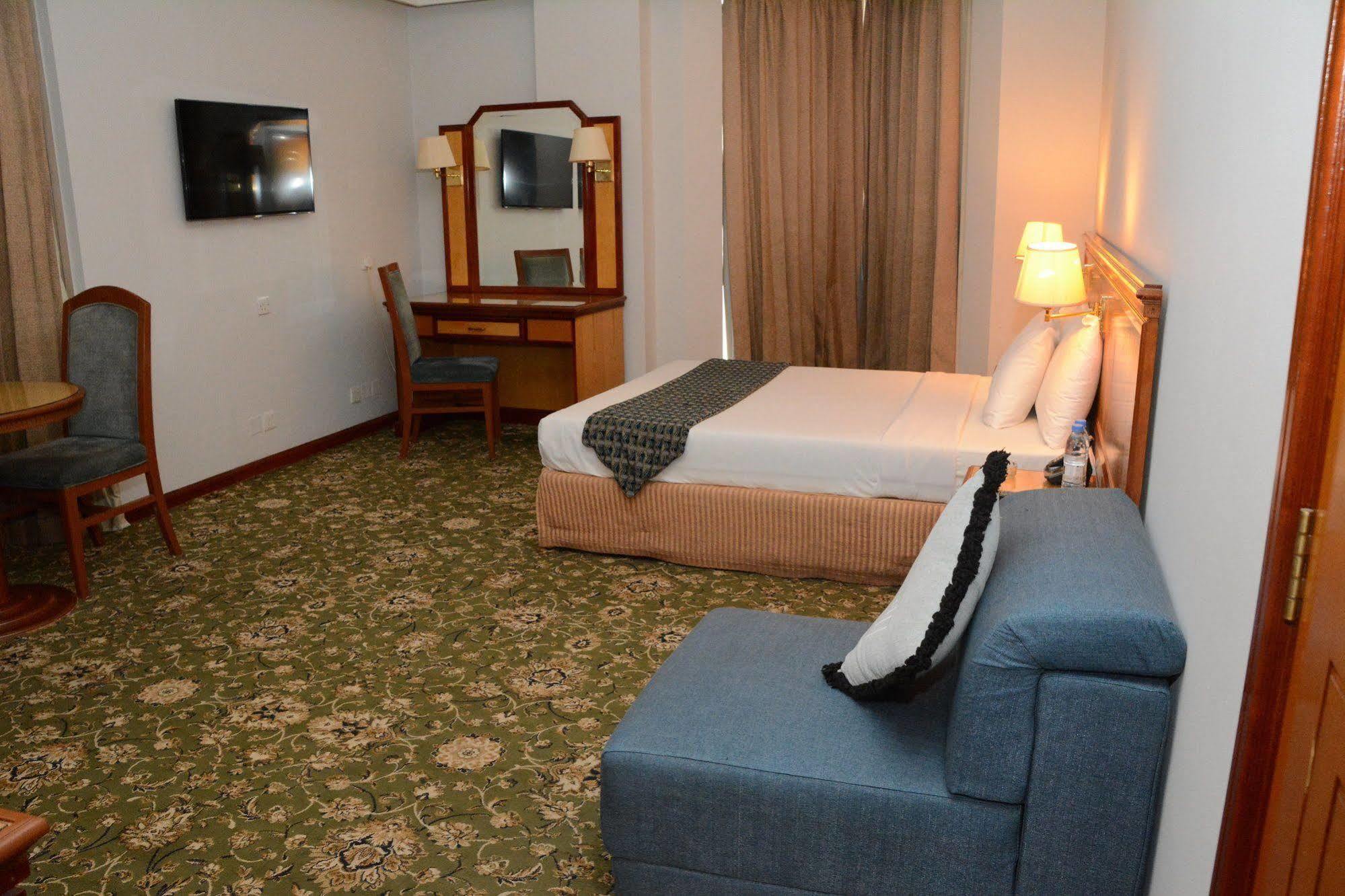 Phoenicia Hotel Манама Екстериор снимка
